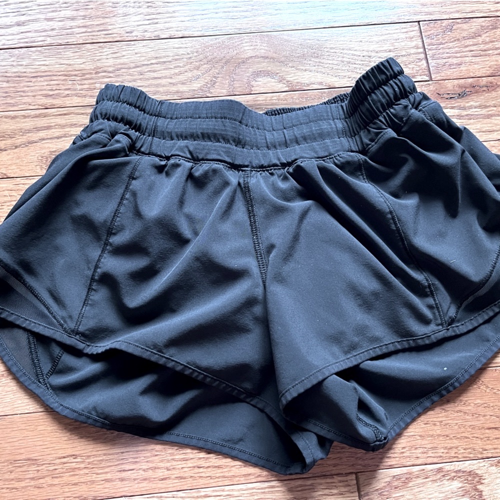 Black lululemon hotty hot shorts 2.5 inch